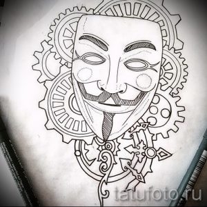 Черно-белый эскиз татуировки с изображением маски V для Вендетты, окруженной шестеренками и механическими элементами. Подходит для поклонников киберпанка и аниме.