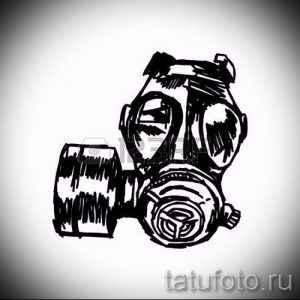 Черно-белый эскиз татуировки противогаза, выполненный в стиле грубого скетча. Идеально для любителей индустриальной тематики и минимализма.