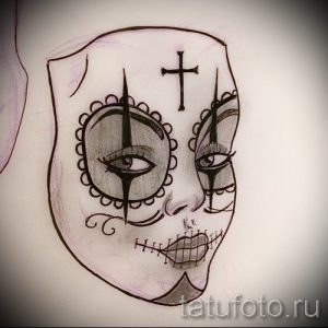 Эскиз татуировки в стиле Day of the Dead с изображением женского лица, украшенного цветами и крестом. Черно-белый рисунок.