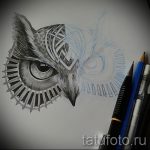 Черно-белый эскиз татуировки с изображением совы, часть лица которой украшена кельтским узором.