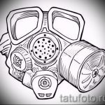 Черно-белый эскиз татуировки с изображением детализированной газовой маски, выполненный в реалистичном стиле.