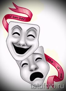 Эскиз татуировки двух масок – трагической и комической – с надписями "I am her" и "She is me". Черно-белый рисунок с детальной проработкой.