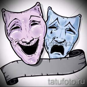 Эскиз татуировки двух масок – трагической и комической – на ленте. Яркие цвета и четкие контуры.