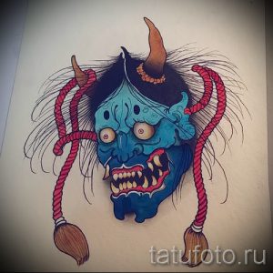 Яркий эскиз татуировки, изображающий японского демона Они с острыми зубами, рогами и свирепым выражением лица, выполненный в традиционном японском стиле.