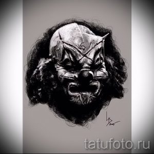 Черно-белый эскиз татуировки, изображающий жуткого клоуна с искаженным лицом, выражающим злобу и безумие, выполненный в реалистичном стиле.