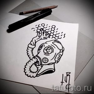 Черно-белый эскиз татуировки, изображающий лицо в противогазе, окруженное шестиугольными элементами, символизирующими опасность и токсичность.