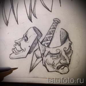 Черно-белый эскиз татуировки, изображающий две маски – трагическую и комическую – пронзенные кинжалом, символизирующие двойственность жизни.