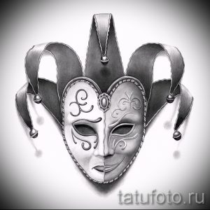 Черно-белый эскиз татуировки с изображением венецианской маски с перьями и изящными узорами, выполненный в реалистичном стиле.