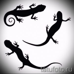Фото эскиза татуировки с тремя силуэтами ящериц в разных позах. Рисунок выполнен в черном цвете и имеет минималистичный дизайн.