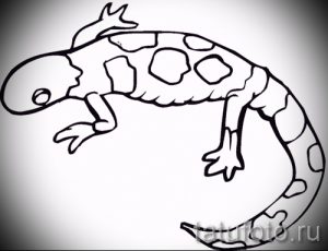 Черно-белый эскиз татуировки саламандры, похожий на предыдущий, но с небольшими отличиями в форме и пропорциях.