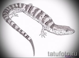 Черно-белый эскиз татуировки ящерицы с реалистичной прорисовкой чешуи и полос на теле. Подходит для тех, кто ценит детализацию и натуралистичность.