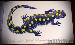 Красочный эскиз татуировки саламандры, выполненный в акварельном стиле с использованием синих и желтых оттенков. Реалистичное изображение с пятнами.
