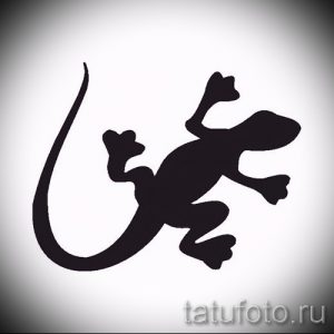 Простой и стильный эскиз татуировки ящерицы, выполненный в виде черного силуэта на белом фоне. Идеально для минималистичных тату.