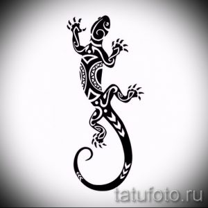 Черная татуировка ящерицы в полинезийском стиле с использованием геометрических узоров и орнаментов.