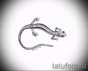 Эскиз тату саламандры в минималистичном стиле. Тонкие линии и четкие контуры создают элегантный и лаконичный рисунок. Идеально для любителей минимализма.