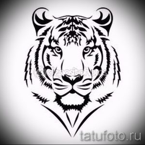 Черно-белое фото тату с изображением головы тигра в стиле минимализм, выполненное четкими линиями.