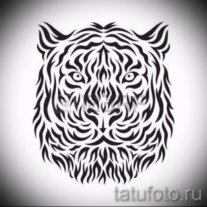 Черно-белый эскиз татуировки головы тигра, выполненный в стиле трайбл с использованием геометрических узоров.