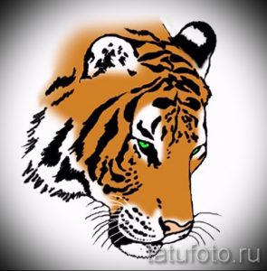 Эскиз татуировки головы тигра с оранжевой шерстью и пронзительными зелеными глазами, выполненный в реалистичном стиле.