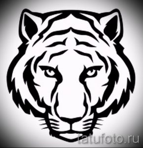 Фото тату минималистичной головы тигра в черном цвете. Простой и стильный эскиз татуировки.