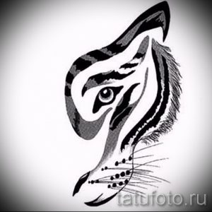 Черно-белый эскиз тату головы тигра, выполненный в минималистичном стиле с акцентом на выразительный взгляд и плавные линии.