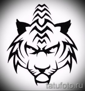 Черно-белый эскиз татуировки головы тигра в стиле трайбл. Рисунок выполнен с использованием геометрических фигур и линий, создающих эффект динамики и силы.