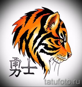 Эскиз татуировки головы тигра в профиль, украшенной китайскими иероглифами. Яркий и символичный дизайн для поклонников восточной культуры.