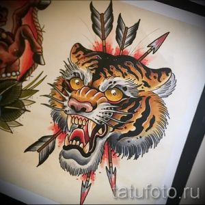 Фото тату с изображением головы тигра, пронзенной стрелами. Оригинальный и необычный эскиз с элементами крови.