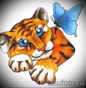 Фото тату с изображением очаровательного тигренка и яркой голубой бабочки на белом фоне. Идеальный эскиз для любителей животных.