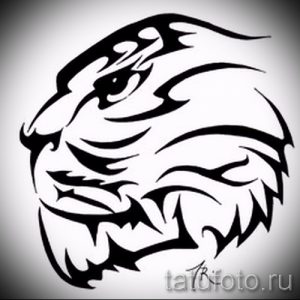 Фото эскиза тату: стилизованная голова тигра в черно-белом трайбл стиле. Выразительный взгляд и детализированные узоры.