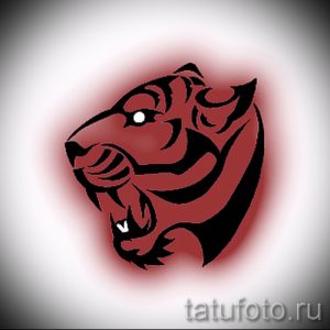 Эскиз татуировки с изображением головы тигра, выполненный в красных и черных тонах, с использованием трайбл узоров.