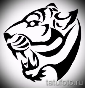 Черно-белый эскиз татуировки с изображением головы тигра, выполненный в графичном стиле с использованием тонких линий и штриховки.
