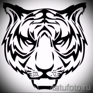 Черно-белый эскиз татуировки с изображением головы тигра, выполненный в стиле трайбл с использованием геометрических фигур.