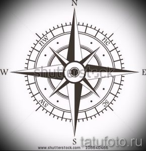 Простой и элегантный черно-белый эскиз татуировки компаса с указанием сторон света, выполненный в минималистичном стиле.
