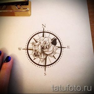 Красивый эскиз татуировки компаса, в центре которого расположена роза. Идеально для девушек, любящих цветочные мотивы.