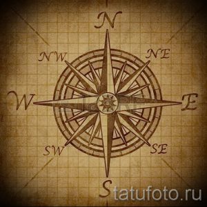 Эскиз татуировки компаса, нарисованного на фоне старой карты. Идеально для любителей истории и географии.