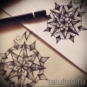 Два черно-белых эскиза татуировок компаса в стиле олд скул. Классический дизайн для любителей традиционных татуировок.