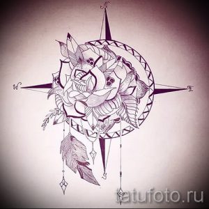 Красивый эскиз татуировки компаса, украшенного розой и перьями. Идеально для девушек, ценящих красоту и символизм.