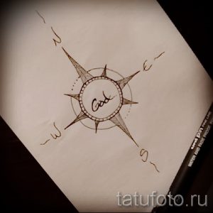 Минималистичный эскиз татуировки компаса с надписью 'God' в центре. Идеально для верующих, ищущих простой и символичный рисунок.