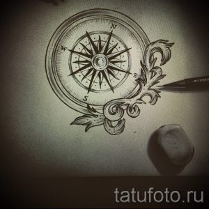 Эскиз тату розы ветров, украшенной растительным орнаментом. Винтажный стиль, изящный дизайн, подходит для женских татуировок.