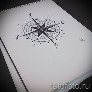 Черно-белый эскиз тату с изображением минималистичной розы ветров. Тонкие линии, лаконичный дизайн, подходит для небольших татуировок.