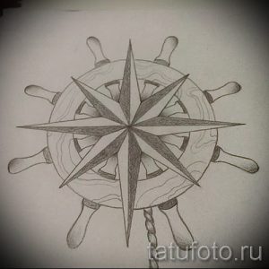 Карандашный эскиз тату с изображением розы ветров, интегрированной в штурвал корабля. Винтажный стиль, морская тематика.
