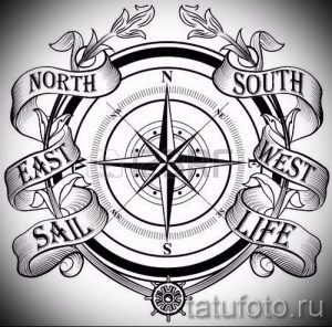 Детальное черно-белое фото тату с изображением розы ветров, окруженной лентами с надписями и штурвалом. Морская тематика, винтажный стиль.