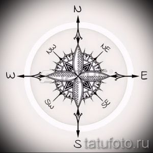 Эскиз татуировки компаса, украшенного сложным орнаментом и декоративными элементами. Выполнен в черно-белой гамме.