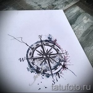 Эскиз татуировки с изображением розы ветров, выполненной в технике акварели. Размытые линии, мягкие цвета, эффект брызг краски.