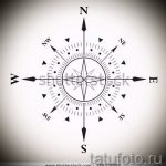 Черно-белое фото тату с изображением минималистичной розы ветров. Четкие линии, простая форма, подходит для первого тату.
