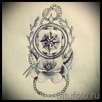 Эскиз татуировки с изображением розы ветров, окруженной розой и цепью от карманных часов. Черно-белый рисунок, детализированная прорисовка.