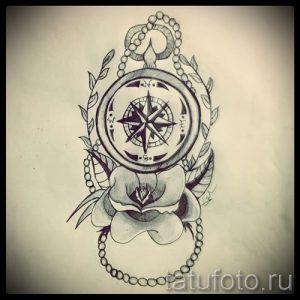 Эскиз татуировки с изображением розы ветров, окруженной розой и цепью от карманных часов. Черно-белый рисунок, детализированная прорисовка.