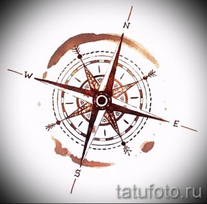Фото тату в стиле акварель с изображением розы ветров. Нежные коричневые и бежевые оттенки создают эффект размытости.