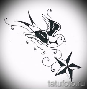 Эскиз татуировки с изображением летящей ласточки и морской звезды. Черно-белый рисунок с добавлением завитушек и узоров.