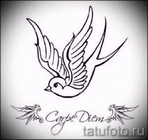 Эскиз татуировки с изображением летящей ласточки и надписью 'Carpe Diem' в каллиграфическом стиле. Черно-белый рисунок.